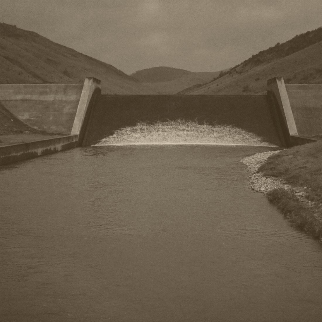 Barragem de uma pequena central hidrelétrica